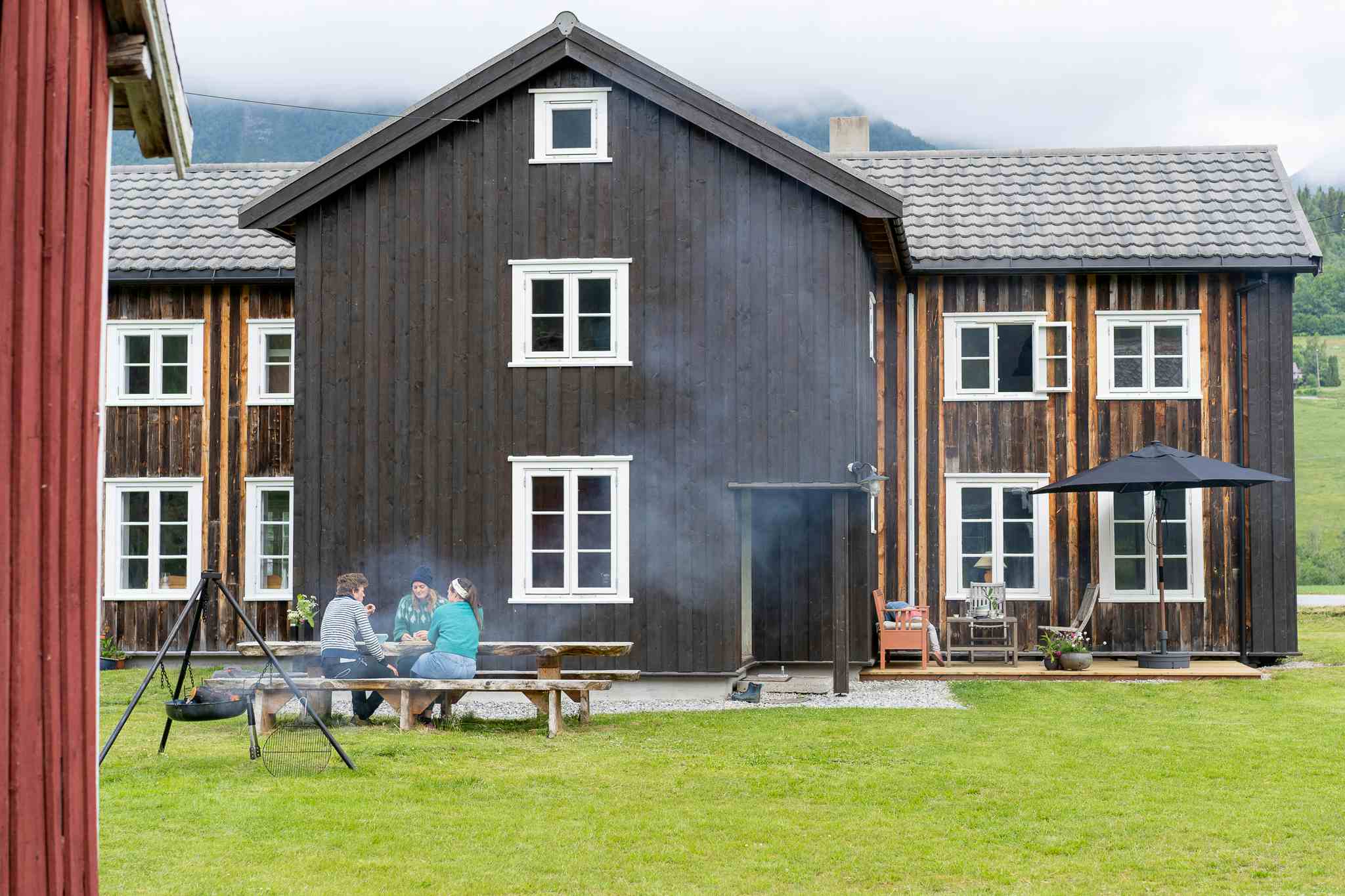 Det hvite huset utendørs hos Romsdal Lodge